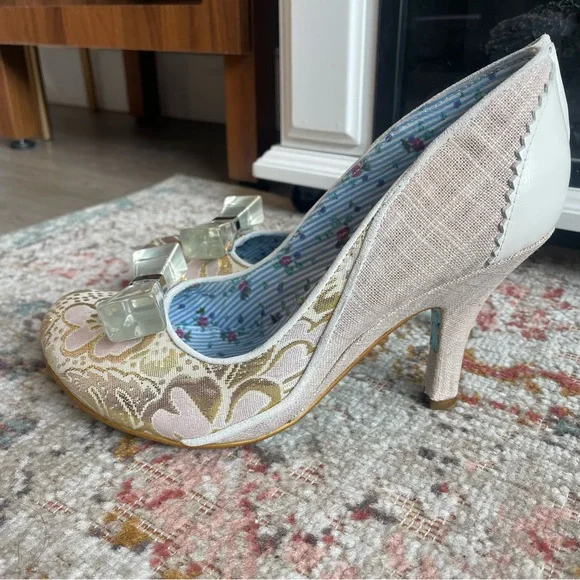 NWOT Irregular Choice Nick of Time Heel in Natural Linen and Gold Brocade - Picture 2 of 9